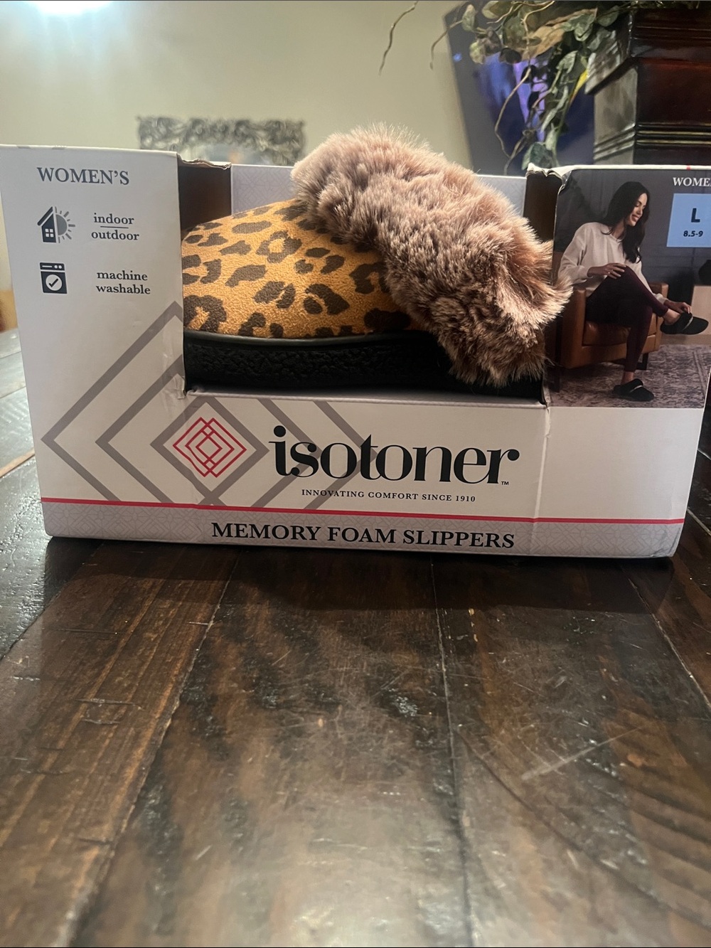 Slippers in Box - Picture 2 of 5